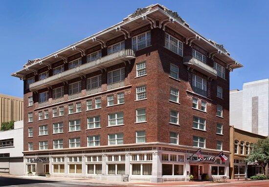 Historic hotels in texas worth staying at