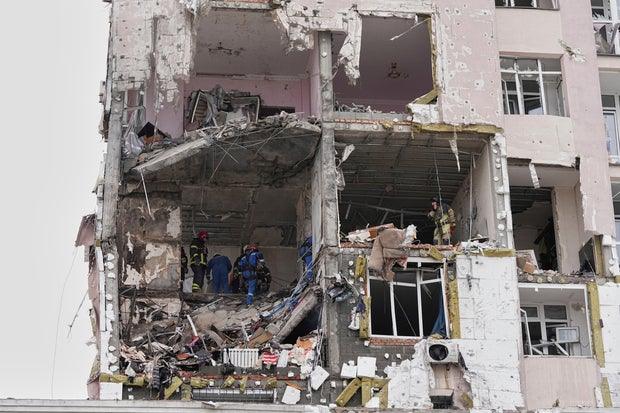 Russia Launches Deadly Strikes on Kyiv Ahead of Trump Zelenskyy Meeting