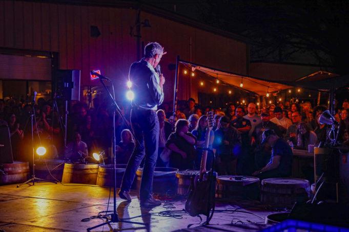 Beto O'Rourke Attracts Over 200 Supporters in Arlington Event