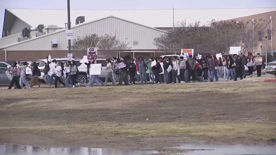Texas Student Walkouts: Elgin ISD Students Rally Against ICE Operations