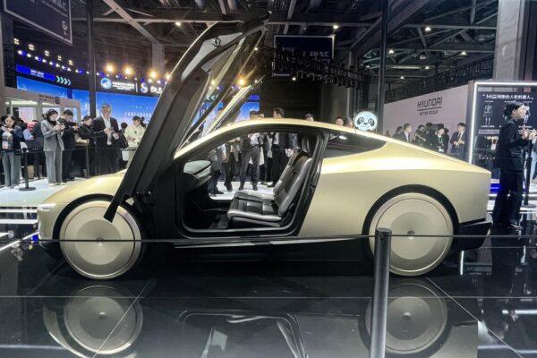 Tesla Unveils Revolutionary Steering Wheel Free Cybercabs in Austin